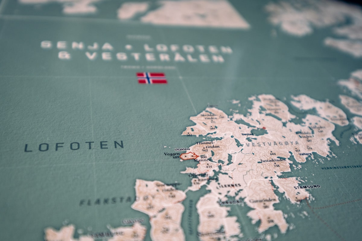 Taking you through the creation of a custom map of Norway including our personal data, using JavaScript, R, and many other tools